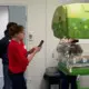 Vernetzungstreffen im Campus Leopoldstadt - Besucher*innen fotografieren Schulungsbrutkasten